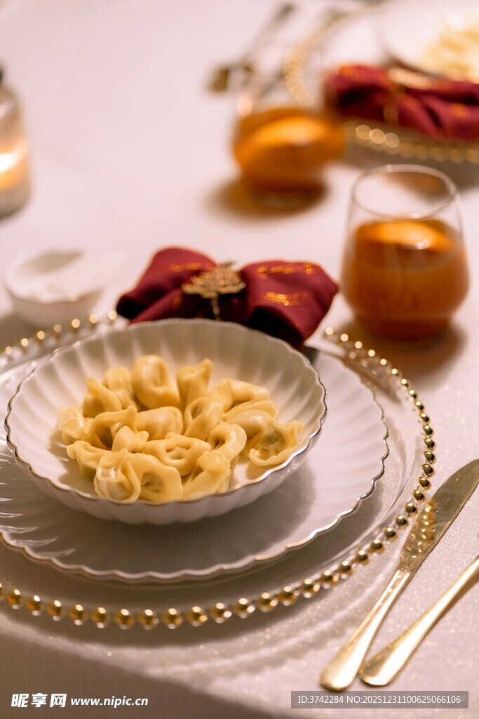 精致摆盘的美味通心粉