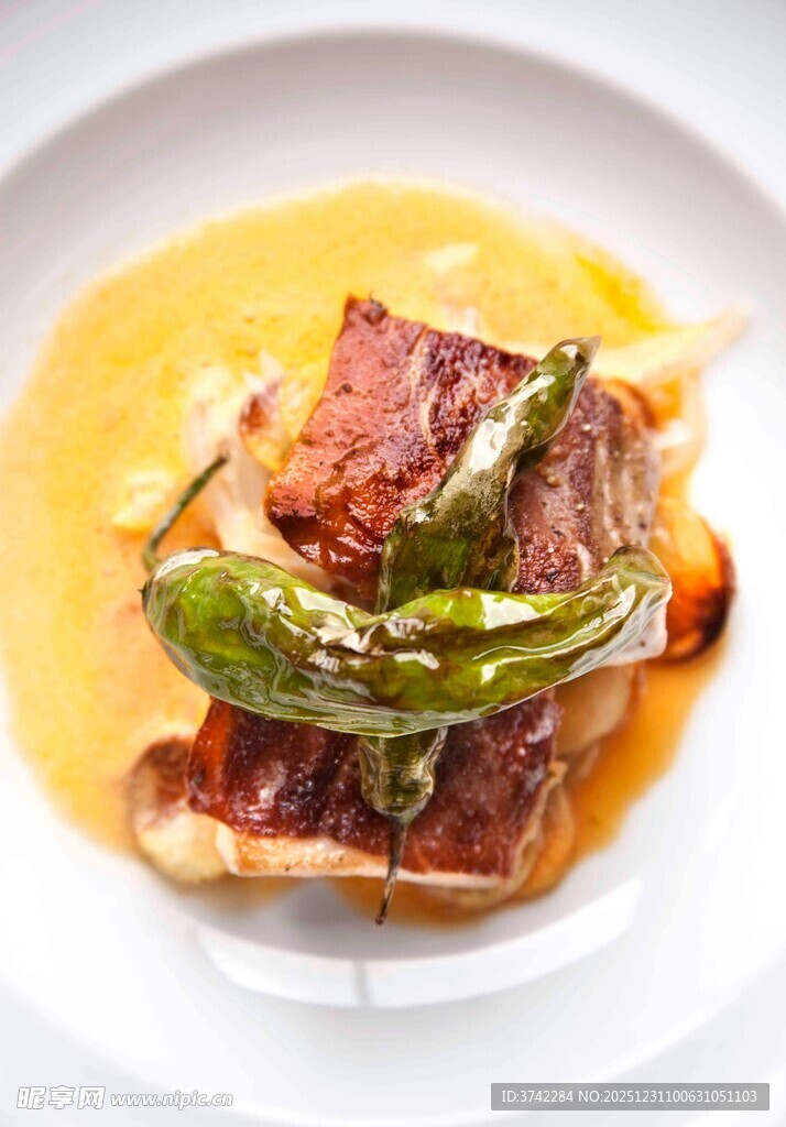 美味煎牛排配青椒