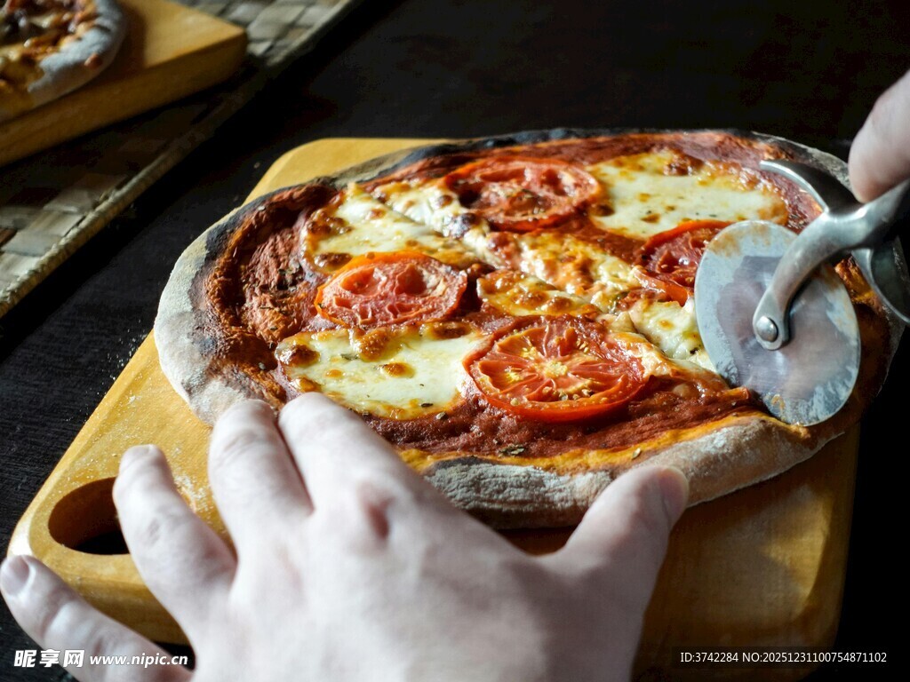 双手铲起美味番茄披萨