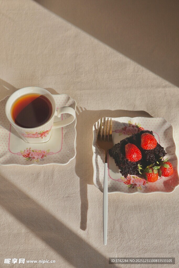 午后茶饮与草莓甜点