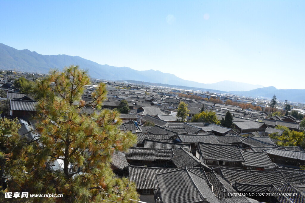 古城屋顶风光 远山绿树相伴