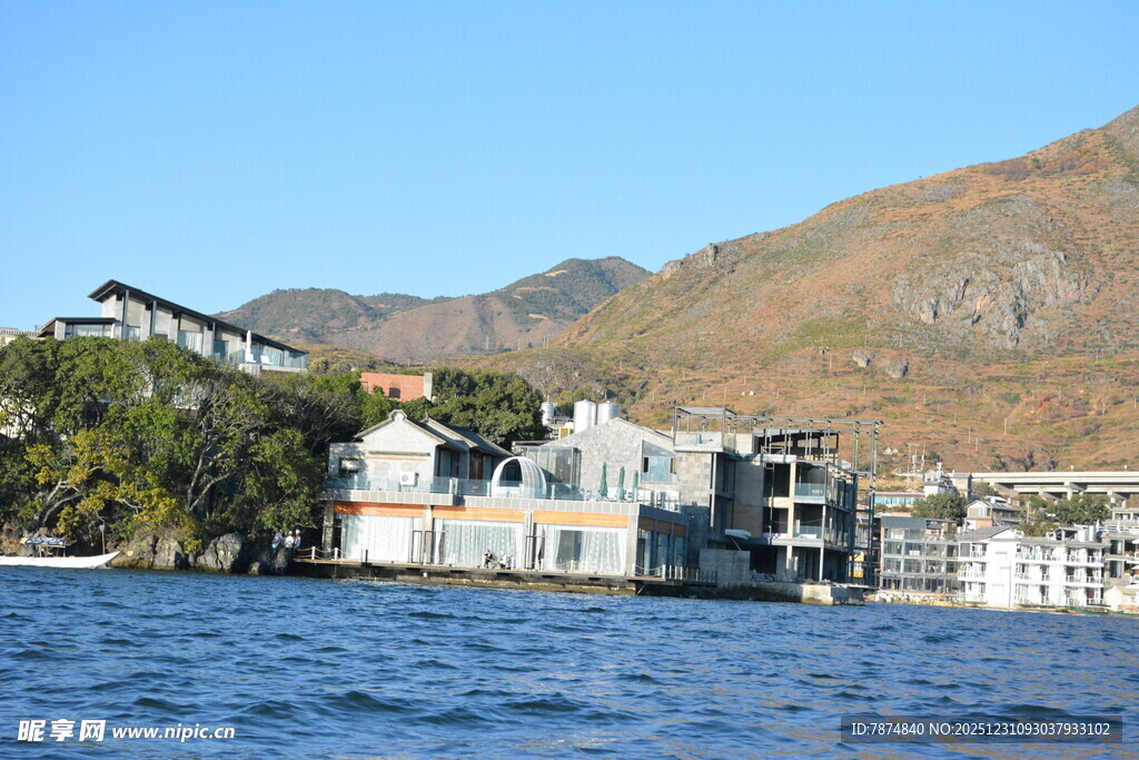 湖畔建筑与远山美景