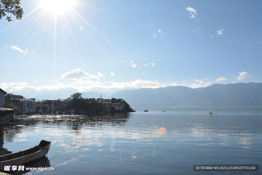 宁静湖畔美景如画