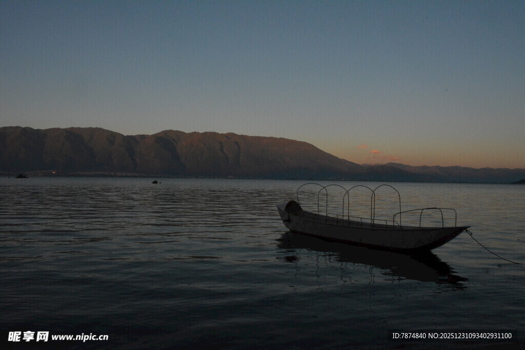黄昏湖面孤舟