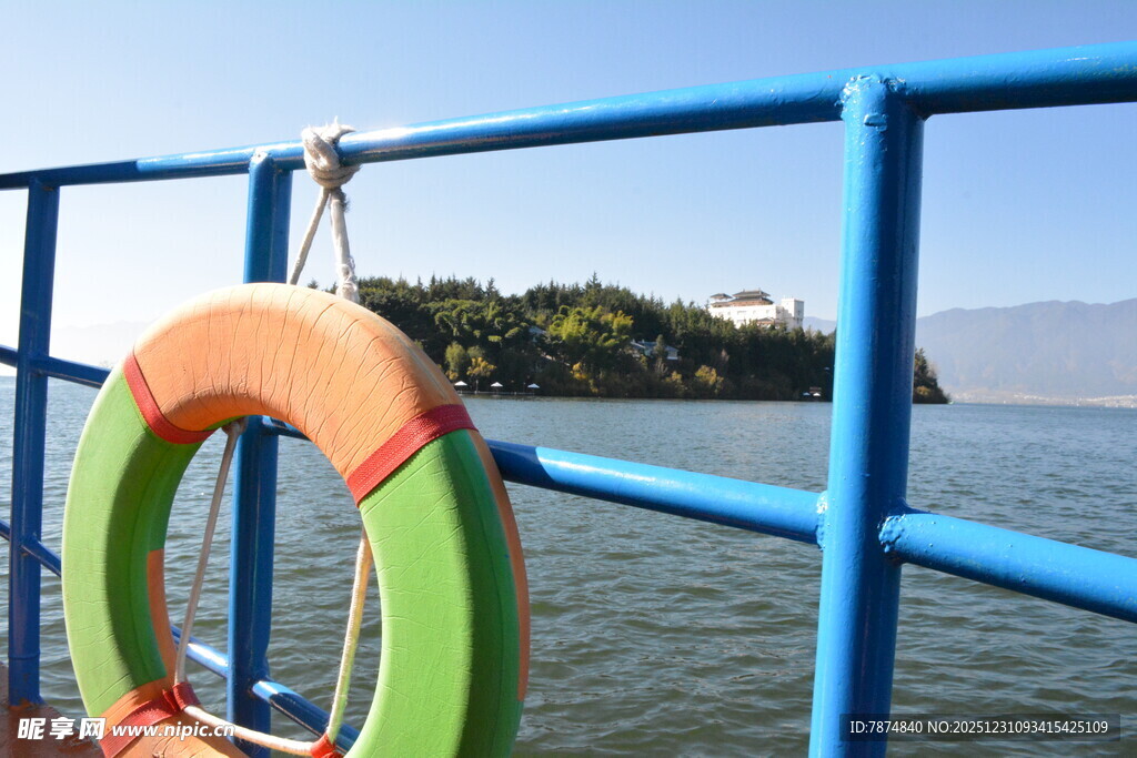 船边的彩色救生圈