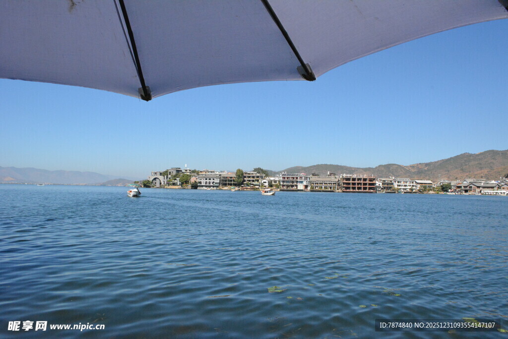 伞下海景 远眺岸边风光