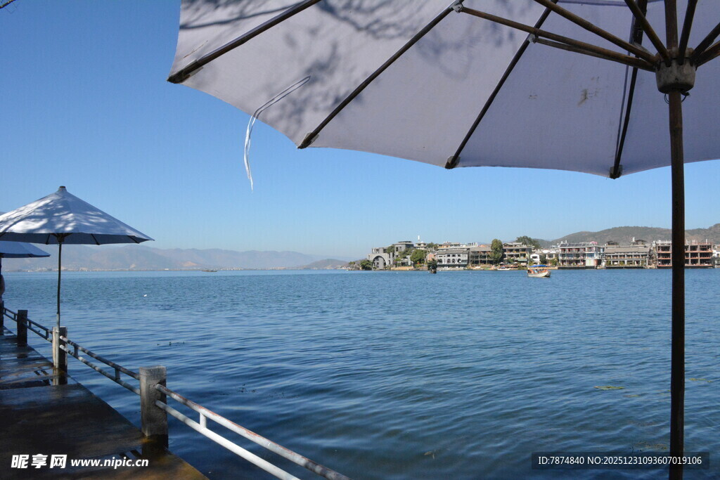 海边码头的遮阳伞风景