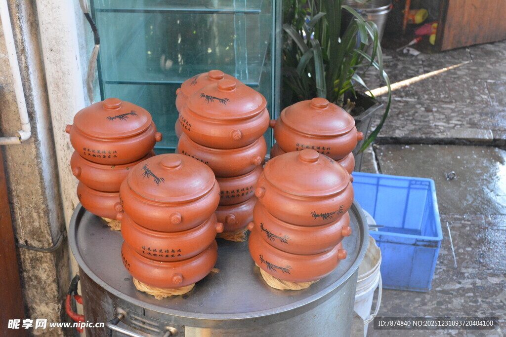 堆叠的陶制容器