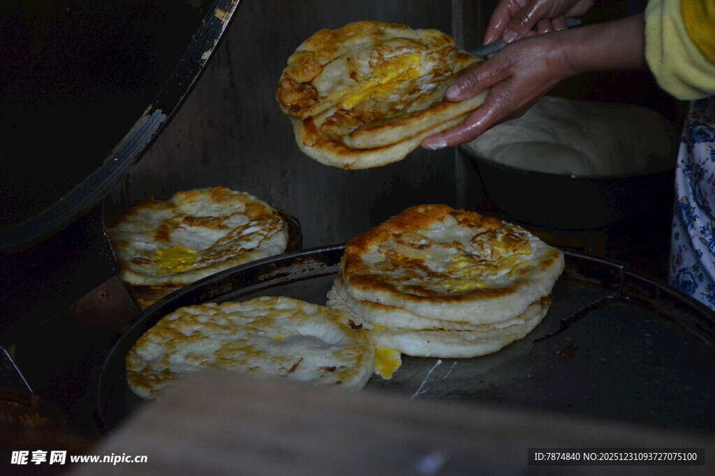 手工烤制美味面饼出炉