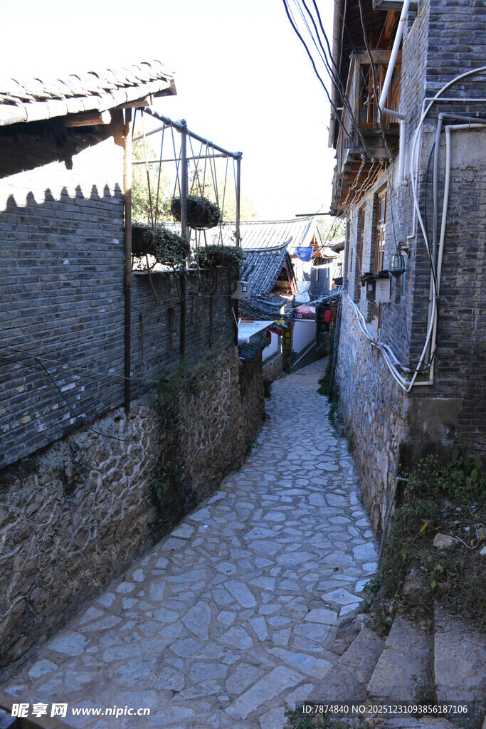 古朴小巷尽显岁月韵味