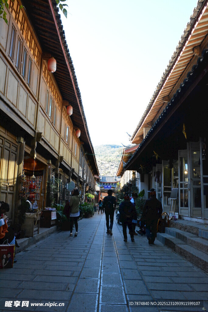古街行人漫步的闲适景象