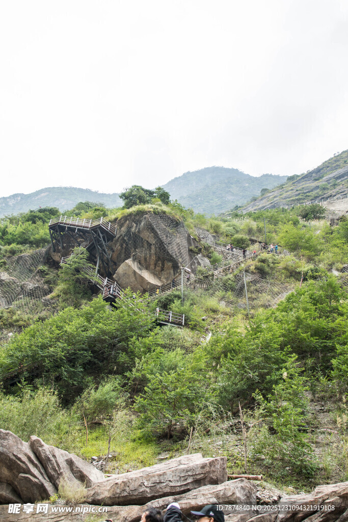 山间绿意盎然的岩石景观