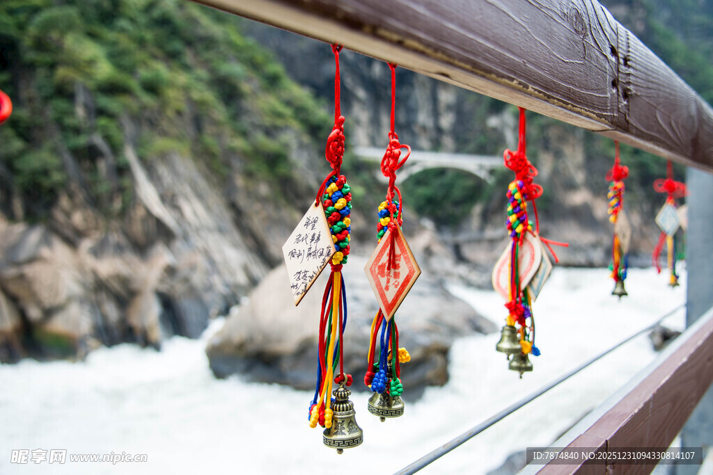 桥上悬挂的多彩祈福风铃