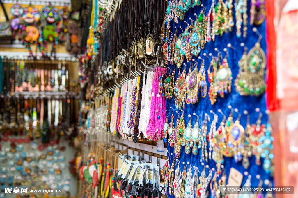 琳琅满目的文具店货架