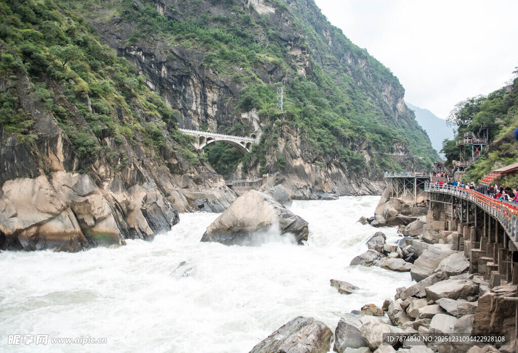 险峻河谷中的观景栈道