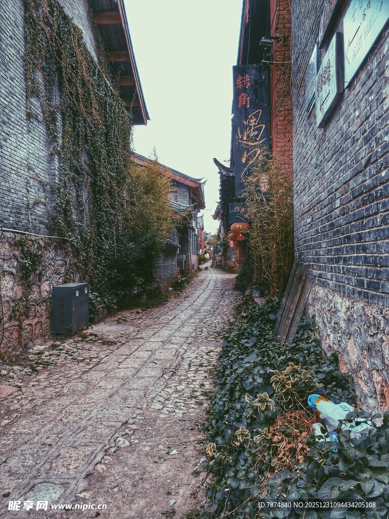 狭窄小巷中的静谧景象