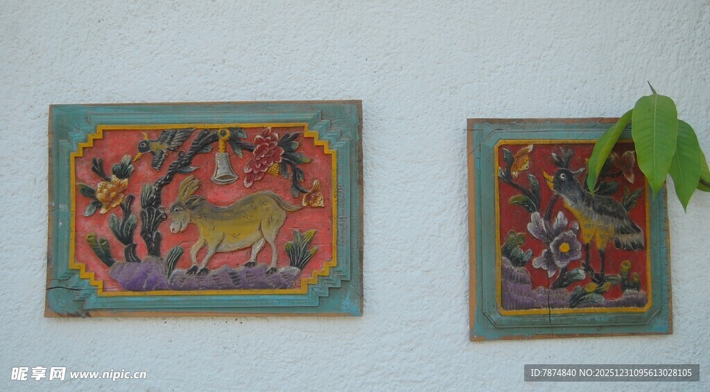 两幅精美装饰画挂于墙