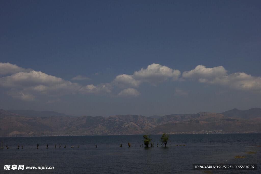 湖畔远景 云下宁静风光