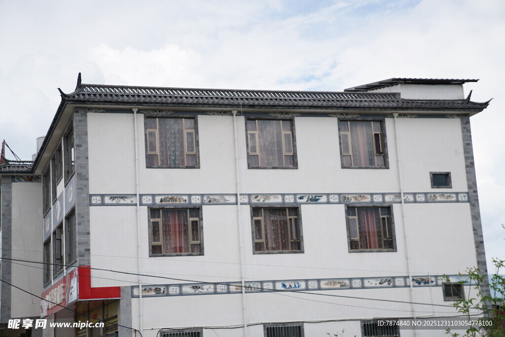 传统风格白色多层建筑