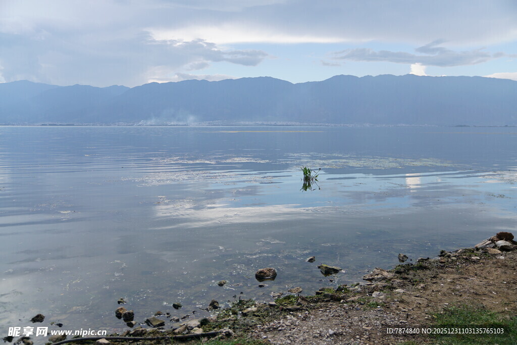 湖畔风光 宁静水面与远山
