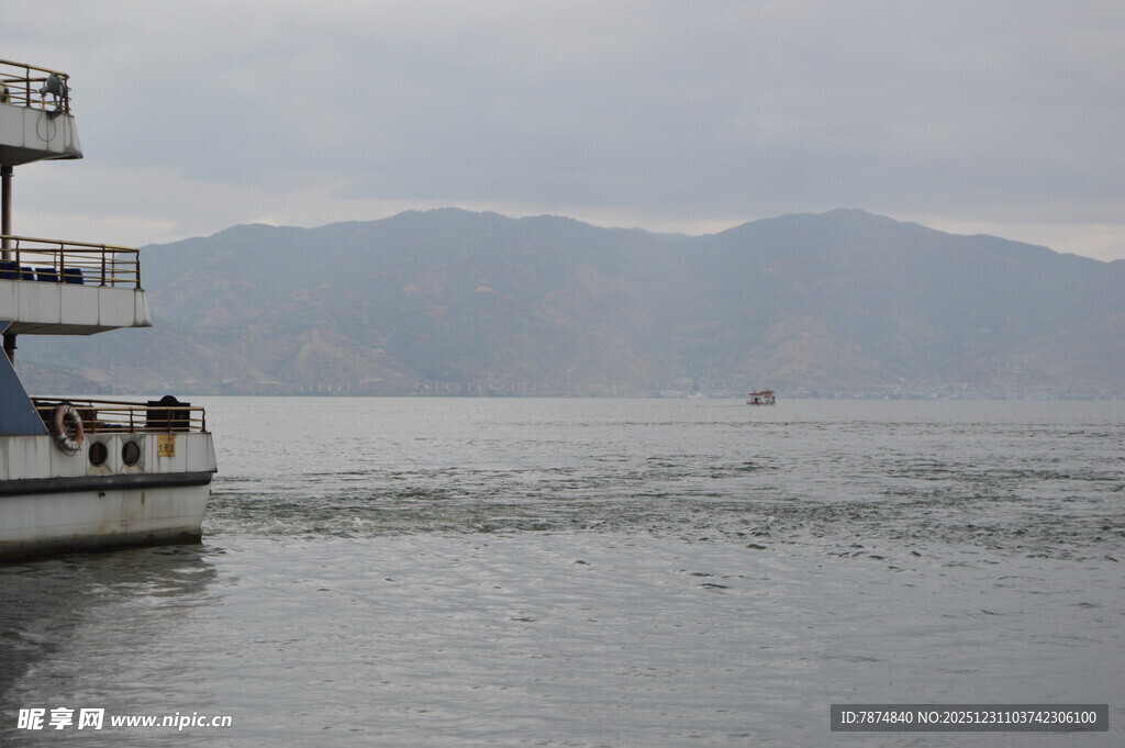 游船于山水间悠然航行