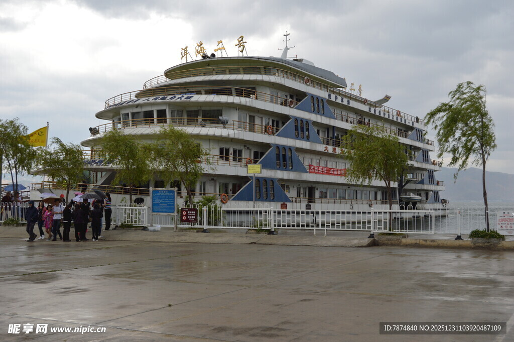 江边大型游轮停靠场景