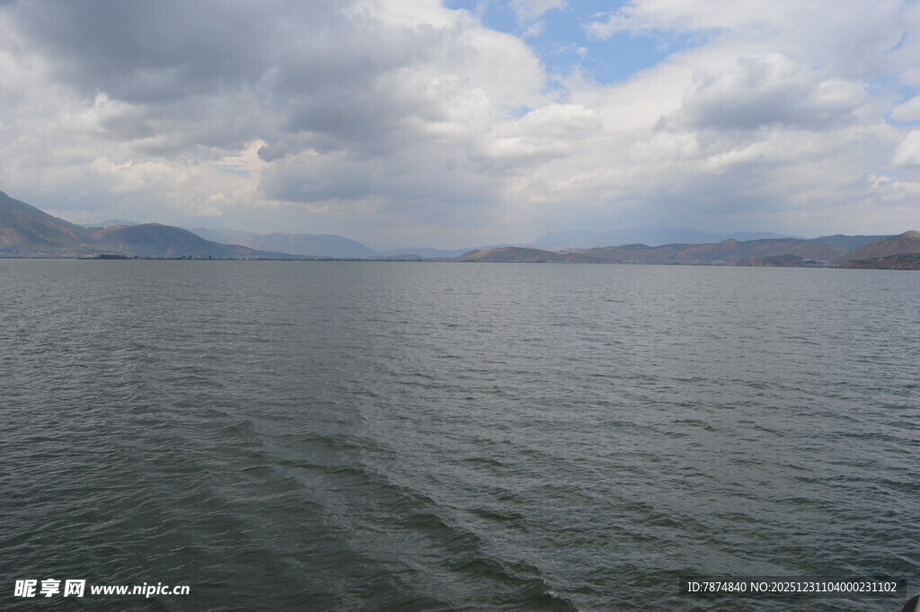 广阔湖面与远处山峦风景