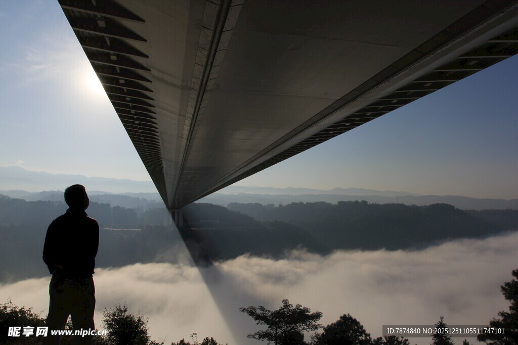 山顶人影赏壮阔云海景观