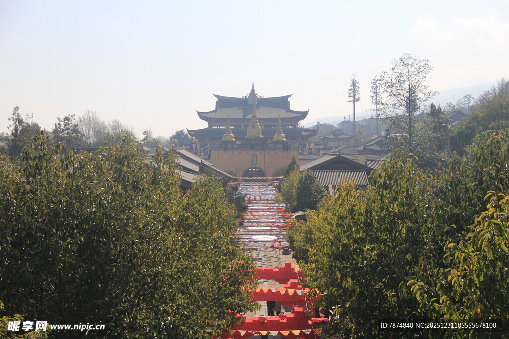 古建前的红色队伍景观