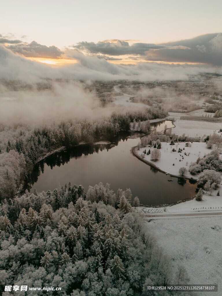 冬日雪覆山林河流美景