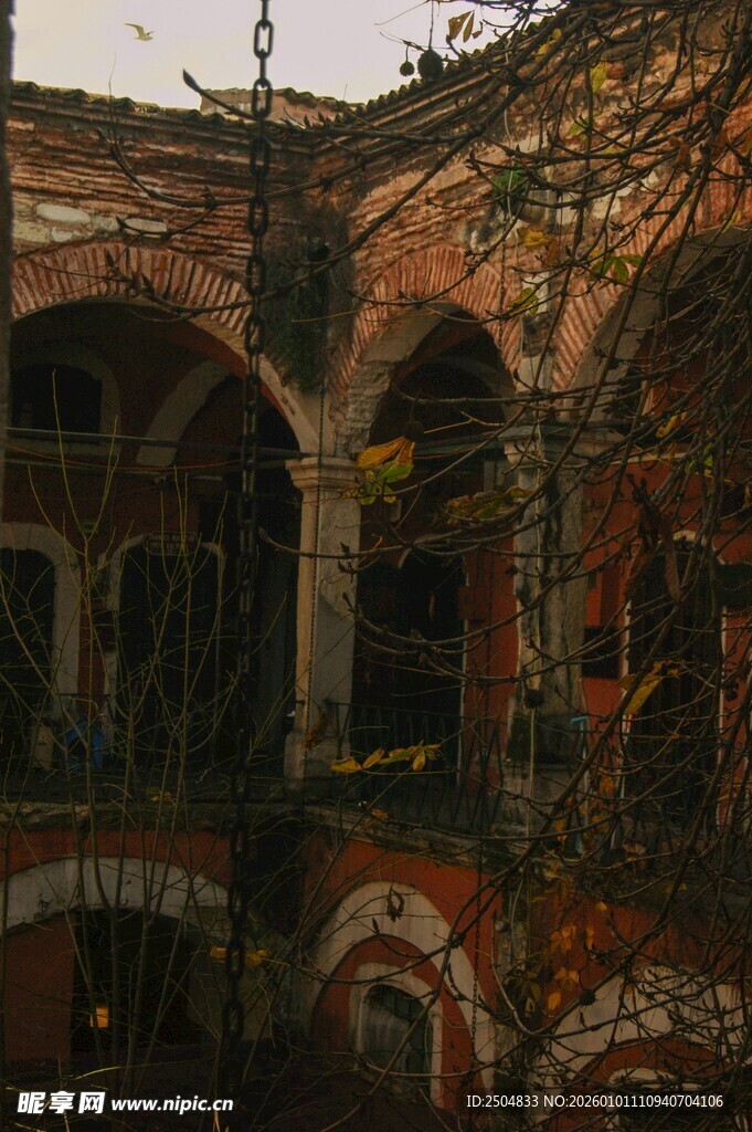 废弃红砖建筑的沧桑景象