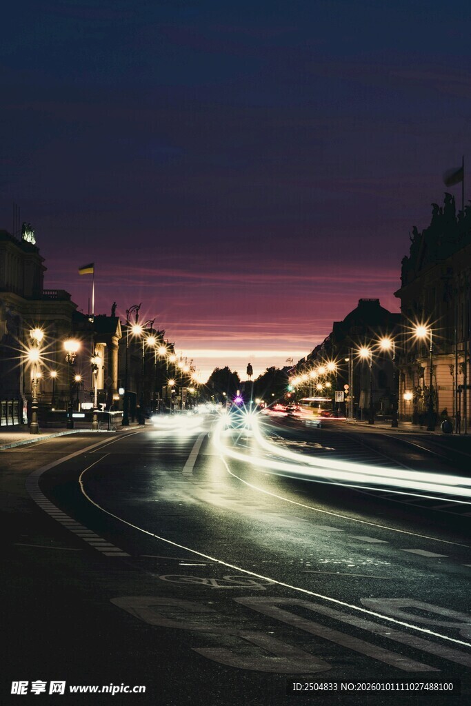 城市夜景中的道路光影
