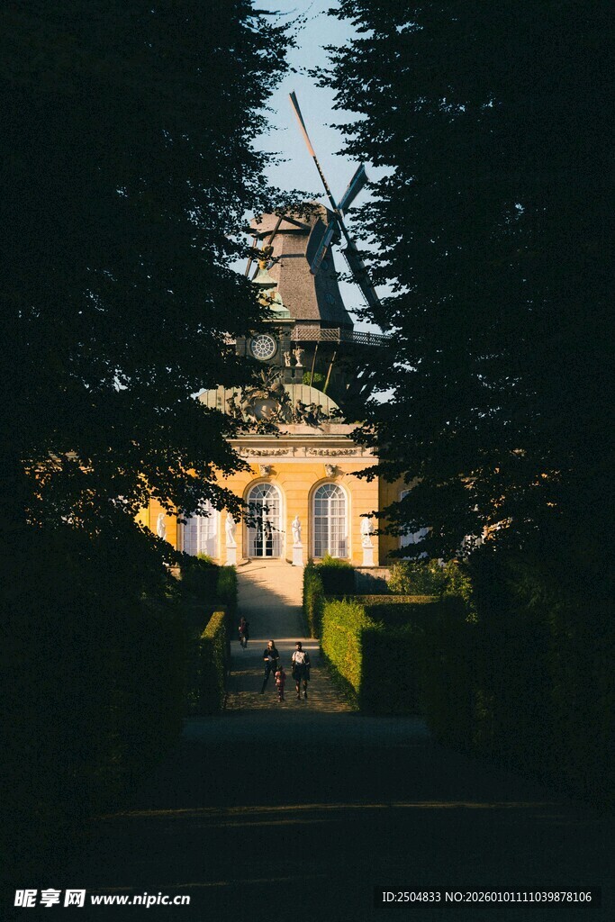 林间隐现的古典建筑