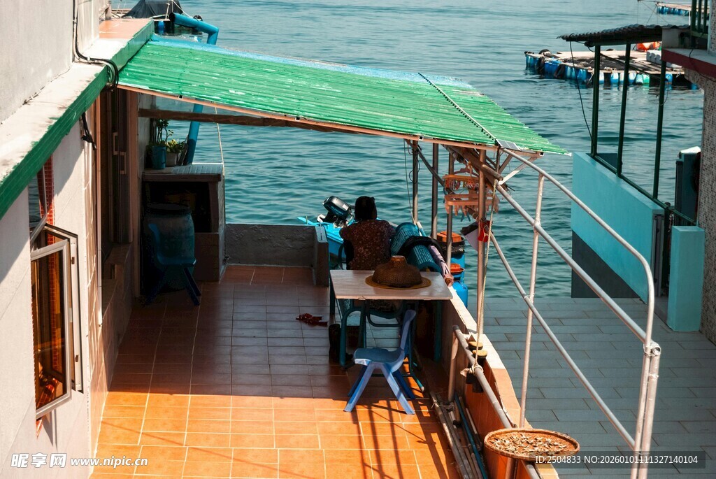海边小屋内的闲适场景