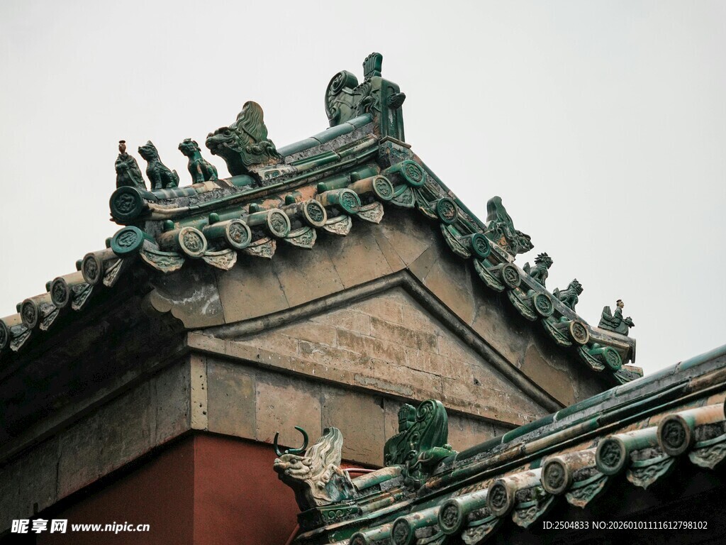 中式古建筑屋顶上的飞鸟