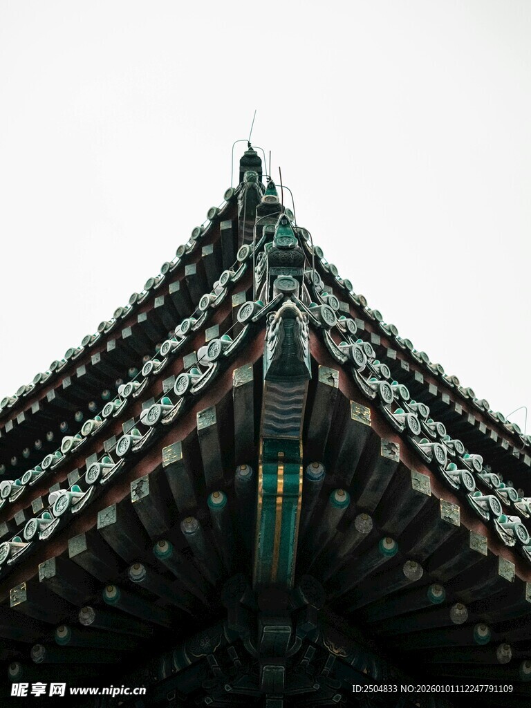 中式古建筑屋檐一角