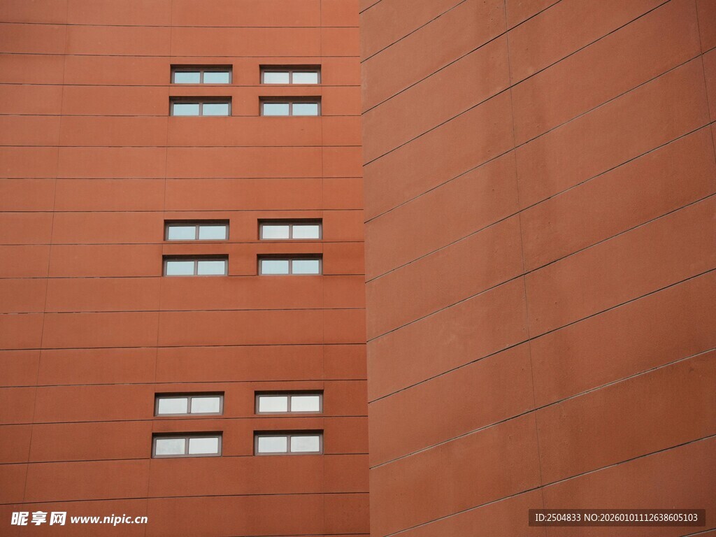 红砖建筑上的整齐窗户