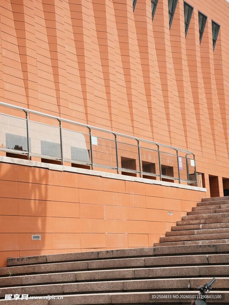 红砖建筑旁的阶梯景观