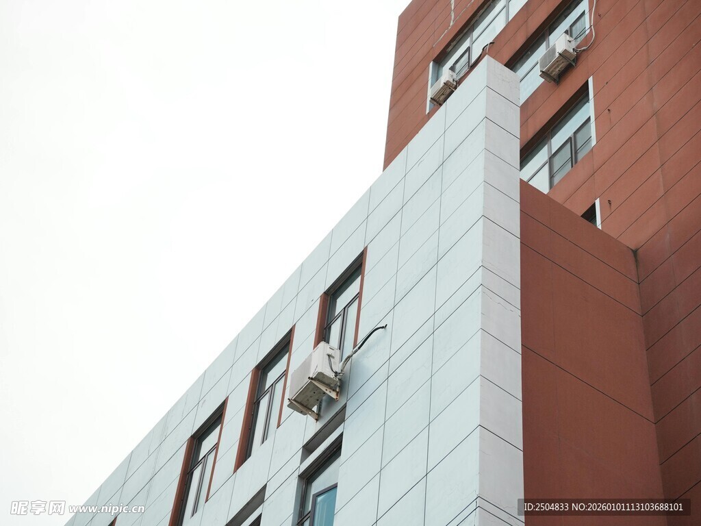 高楼外墙的空调外机装置