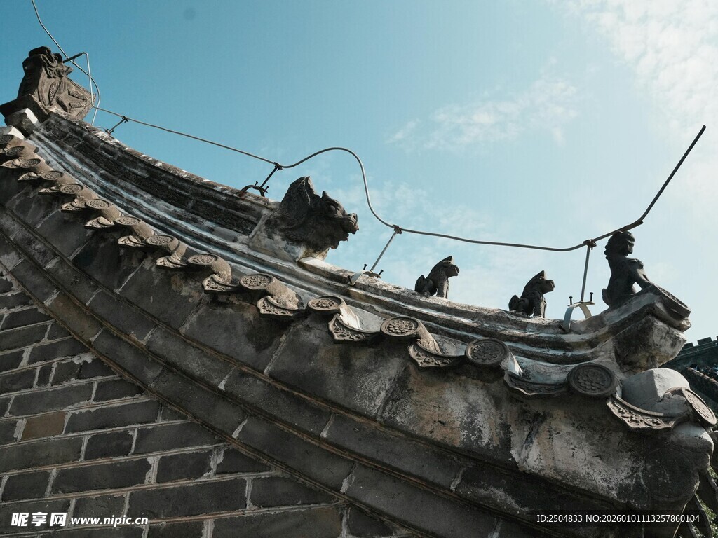 中式古建筑屋檐上的雕塑