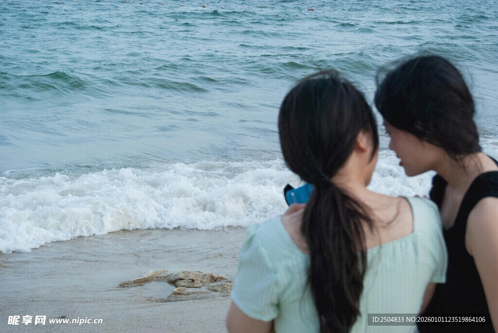 海边姐妹背影的美好瞬间