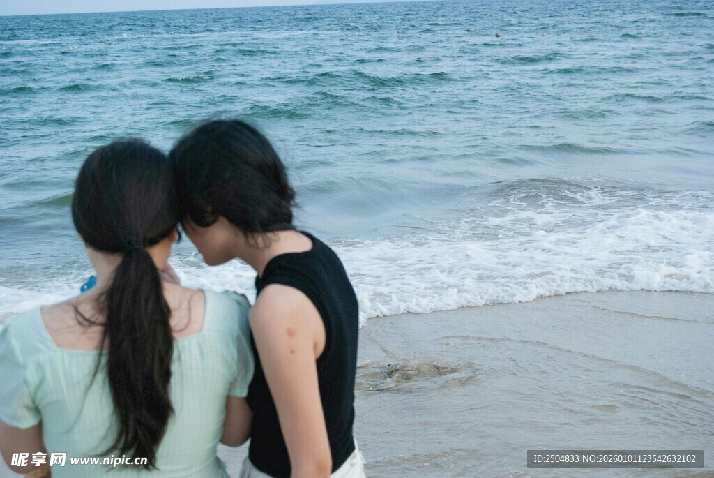 海边依偎的甜蜜情侣