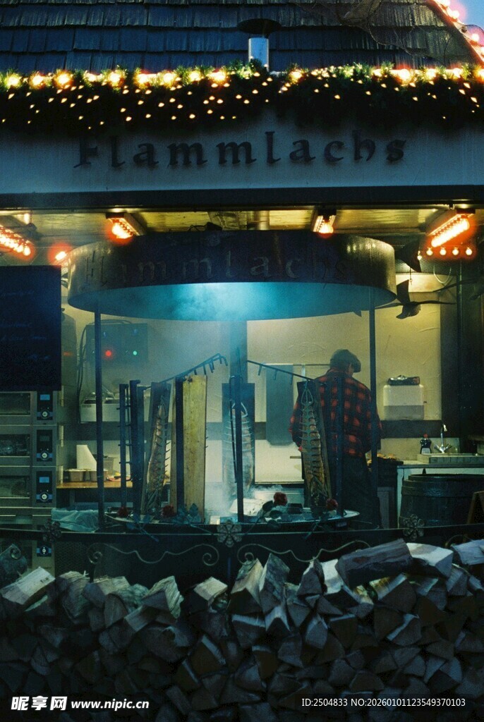 夜晚灯光下的建筑场景