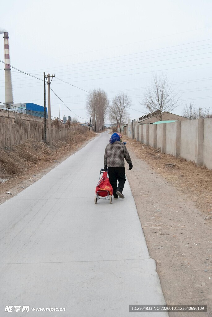 老人雪地 车前行