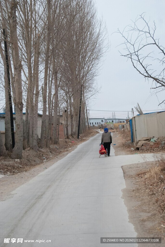 乡村小道上的骑行者