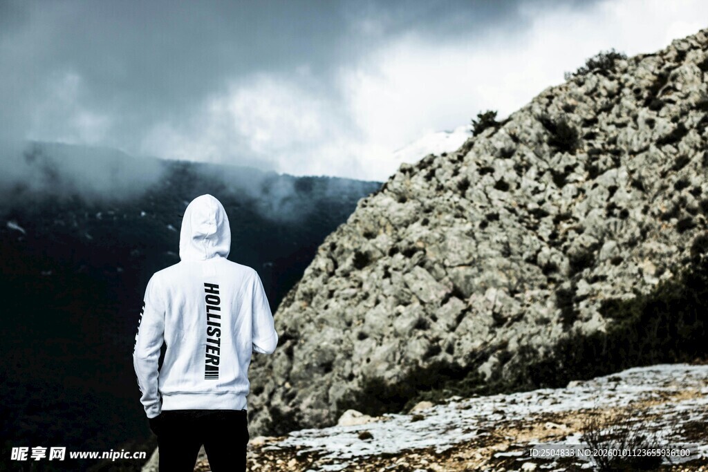 孤身立崖 凝望苍茫山色