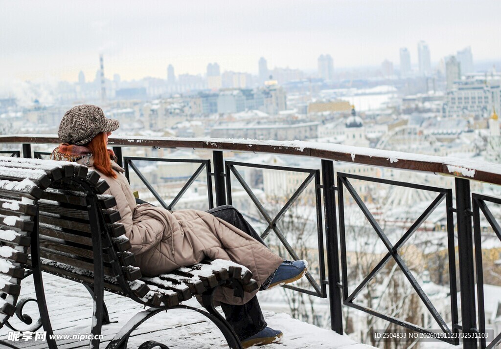 雪后长椅上的孤独观景者
