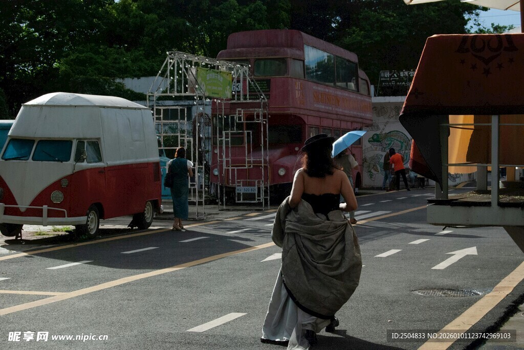 街头女子与复古车辆景象