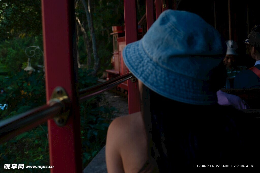 女孩乘缆车赏景