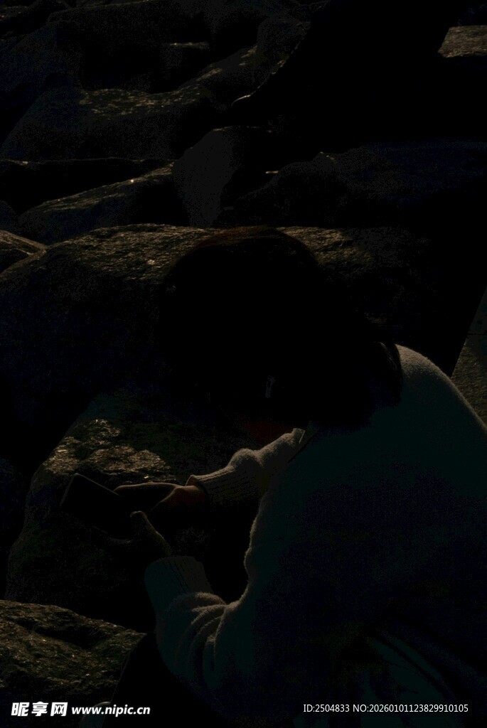 黑暗中人物的神秘身影